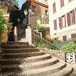 Elegante open space con vasca idromassaggio a Trastevere