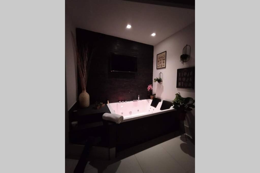 Elegante Open Space Con Vasca Idromassaggio A Trastevere Apartamento